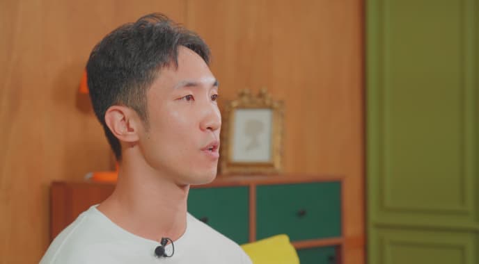 인터뷰하는 남자
